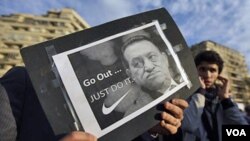 La creatividad no falta en las protestas exigiendo la renuncia de Mubarak, en este caso, usando el slogan de la firma Nike, proponen "Vete.. simplemente halzo"