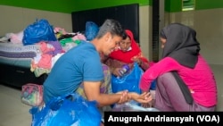 Pengungsi etnis Muslim-Rohinga yang baru tiba di Medan usai dipindahkan dari Aceh Timur dan ditempatkan sementara di Hotel Bukit Panembahen, Kota Medan, Sumatera Utara, Kamis 10 Juni 2021. (Foto: VOA/Anugrah Andriansyah)