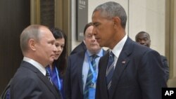 Presiden Rusia Vladimir Putin (kiri) berbicara dengan Presiden AS Barack Obama di sela-sela KTT G20 di Hangzhou, China, Senin (5/9). 
