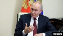 El presidente ruso Vladimir Putin habla con el corresponsal de la televisión estatal del Kremlin, Pavel Zarubin, en su residencia en las afueras de Moscú, Rusia, el 24 de febrero de 2025. 