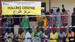 South Sudanese wait to vote at a polling station during the referendum in Juba, south Sudan, 09 Jan 2011