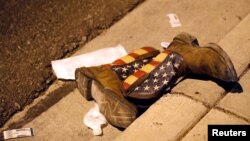 Un par de botas de vaquero en la calle fuera de la sala de conciertos después del tiroteo durante un festival de música en Las Vegas, Nevada, EE.UU.