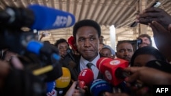 Venâncio Mondlane, candidato presidencial moçambicano, fala após votar em Maputo, 9 outubro 2024