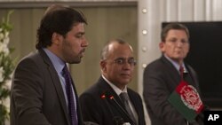 Afghanistan's deputy foreign minister Jawed Ludin (l) addresses a news conference with Pakistan's Foreign Secretary Salman Bashir and United States Special Envoy to Afghanistan and Pakistan Marc Grossman (r) in Islamabad, Aug 2, 2011