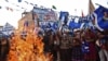 Partidarios del candidato presidencial Luis Arce rodean una fogata en el cierre de su campaña para las elecciones presidenciales de Bolivia en El Alto, el 14 de octubre de 2020.