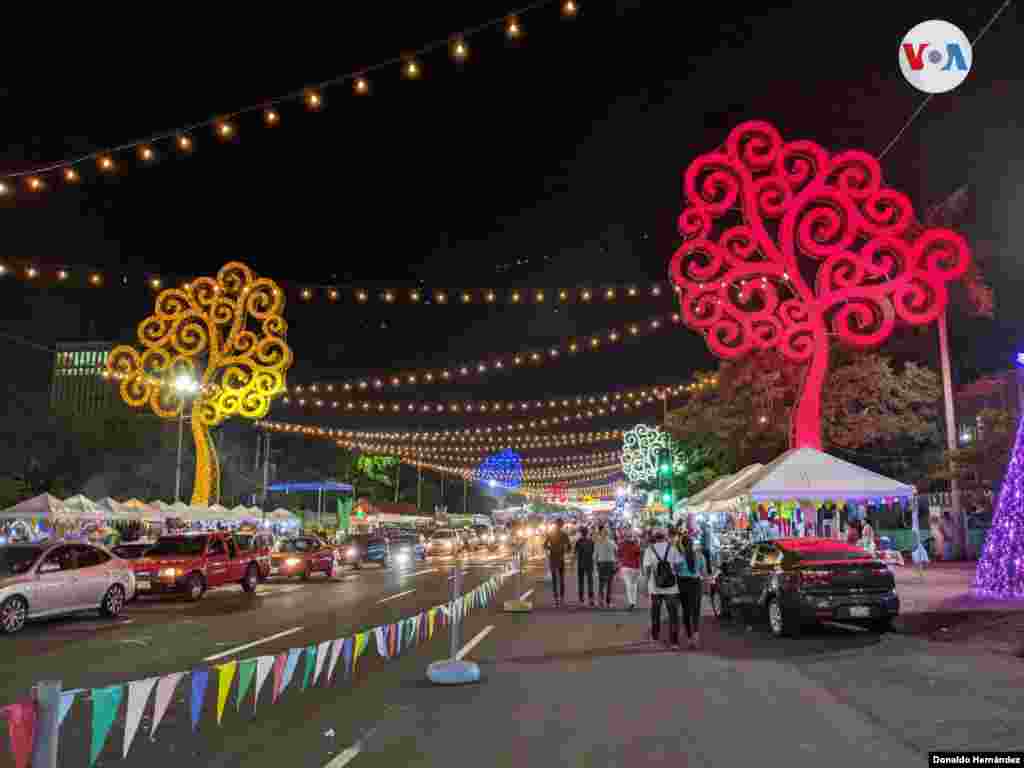 Los llamados &amp;#225;rboles de la vida: estructuras met&amp;#225;licas inspiradas en un dise&amp;#241;o del artista simbolista austr&amp;#237;aco Gustav Klimt, complementan la decoraci&amp;#243;n, pese a que ellos pasan iluminados todo el a&amp;#241;o. Foto Donaldo Hern&amp;#225;ndez/VOA.