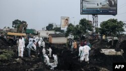 La Croix-Rouge congolaise et la Protection civile enterrent des dizaines de victimes des récents affrontements à Goma, le 4 février 2025.