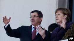 Kanselir Jerman Angela Merkel, kanan, dan Perdana Menteri Turki Ahmet Davutoglu bertemuy untuk membahas krisis migran di Ankara, Turki, Senin, 8 Februari 2016. 