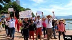 Nhóm đi đầu trong cuộc biểu tình lúc sáng Chủ Nhật, 10 tháng Sáu.