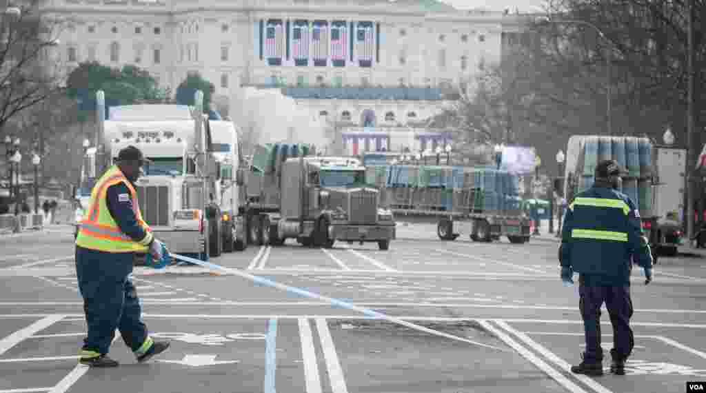 کارگران در اطراف خیابان&zwnj;های منتهی&zwnj; به کنگره در حال محدود کردن رفت و آمدها هستند.&nbsp;