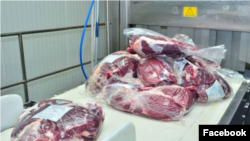 រូប​ថត​ចែក​ផ្សាយ​​​តាម​​តាម​ទំព័រ​ហ្វេសប៊ុក​របស់​​អនុគណៈកម្មការស្រាវជ្រាវជំងឺកូវីដ១៩ កាល​ពី​ថ្ងៃ​ទិ​២៧ ខែ​កក្កដា ឆ្នាំ​២០២១ បង្ហាញ​ពី​សាច់​ក្របី​ដែល​ត្រូវ​បាន​នាំ​ចូល​ពី​ប្រទេស​ឥណ្ឌា (ហ្វេសប៊ុក​របស់​​អនុគណៈកម្មការស្រាវជ្រាវជំងឺកូវីដ១៩)