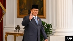 Presiden Prabowo Subianto menyapa para wartawan sebelum menerima sejumlah tamu kenegaraan di Istana Kepresidenan di Jakarta, 21 Oktober 2024. (Foto: Bay Ismoyo/AFP)