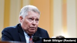 Majkl Latig, savetnik Majka Pensa, tokom pretresa u Kongresu