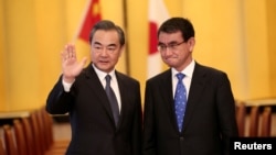 Les deux ministres des affaires etrangeres Wang Yi (chinois) et Taro Kono (japonais) se sont reunis pour parler economie à Tokyo, le 15 avril 2018