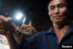 Chen Qianjiang memperlihatkan bubuk kecoak di rumahnya di Changning, Provinsi Sichuan, China, 11 Agustus 2018.