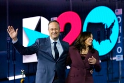 Douglas Emhoff saat mendampingi Kamala Harris pada hari ketiga Konvensi Nasional Demokrat, di Chase Center, Wilmington, Delaware, 19 Agustus 2020. (Foto: AP)