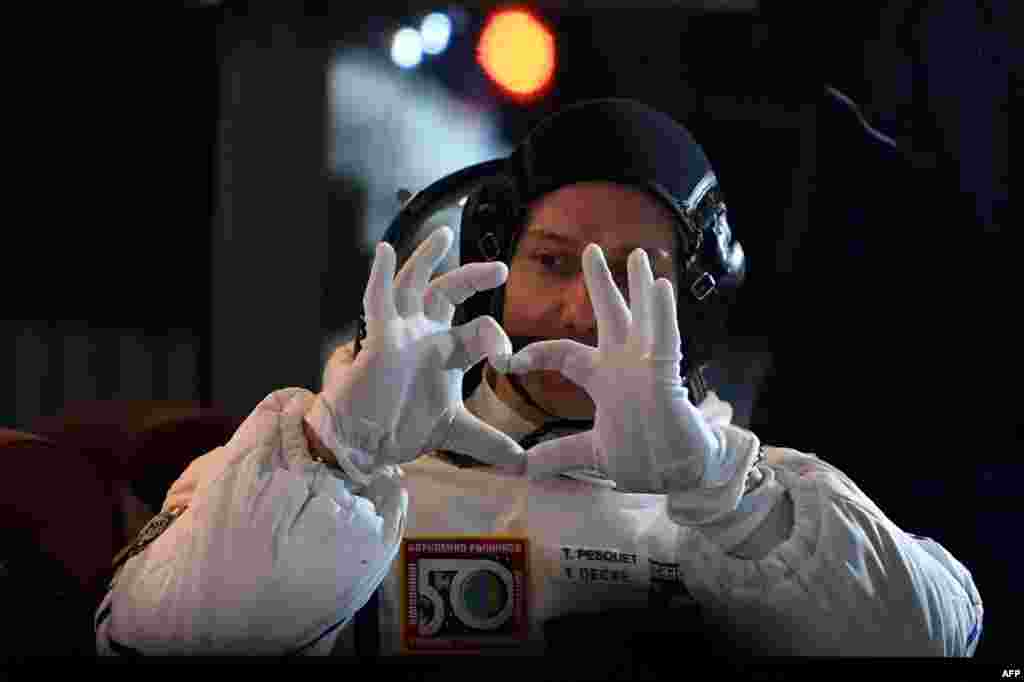 Seorang astronot stasiun antariksa internasional (ISS) asal Perancis, Thomas Pesquet membuat tanda hati (cinta) di kosmodrom Baikonur, Kazakhstan.