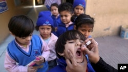 Vaksinasi polio di sebuah sekolah di Lahore, Pakistan, 17 Februari 2020. (Foto: dok).