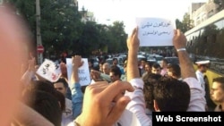 Etirazçılar Türk dilinin rəsmi dil olmasını tələb ediblər