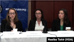 Allison Gill, Markaziy Osiyo bo'yicha ekspert, Nina Lonskaya va Oygul Bekjonova, Muhammad Bekjonning rafiqasi va qizi Kongress qoshidagi brifingda. 17-aprel, 2015-yil.