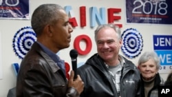 El expresidente de EE.UU. Barack Obama habla a voluntarios demócratas en Fairfax Station, Virginia, durante una visita sorpresa con el senador estatal Tim Kaine, el lunes 5 de noviembre de 2018.