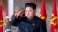Lãnh đạo Triều Tiên Kim Jong Un (giữa) và ông Lưu Vân Sơn, chính khách cao cấp của Đảng Cộng sản Trung Quốc (thứ hai, bên phải) trong một buổi lễ đánh dấu kỷ niệm lần thứ 70 của đảng cầm quyền Bắc Triều Tiên, Bình Nhưỡng.