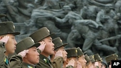 Zeinab Mint Hama, jeune femme de 25 ans, et ses enfants Zubeir (&agrave; droite), Bon Oumar (deuxi&egrave;me &agrave; gauche) and Seydna Ali devant leur abri dans le camp de r&eacute;fugi&eacute;s de Mbera, dans le Sud de la Mauritanie.&nbsp; 