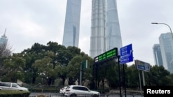 资料照：上海陆家嘴金融区街头屏幕显示的沪深股市指数。（2024年2月5日）