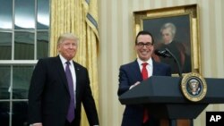Президент Дональд Трамп і міністр фінансів Стівен Мнучин