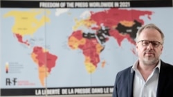Christophe Deloire, šef RSF-a (Reporteri bez granica) stoji ispred mape slobode medija za 2021. godinu u Parizu, Francuska, utorak, 20. aprila 2021. godine.