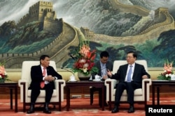 FILE - Philippines President Rodrigo Duterte (L) and Zhang Dejiang, Chairman of the Standing Committee of the National People's Congress of China hold a meeting at the Great Hall of the People in Beijing.