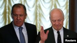俄罗斯外长拉夫罗夫（左）与联合国叙利亚问题特使德米斯图拉在莫斯科会晤。（2016年5月3日）