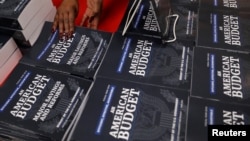 Karyawan Kantor Penerbitan Pemerintah, Darlene Matthews, mengatur salinan Anggaran Pemerintah Tahun Fiskal 2019 yang diusulkan Presiden Donald Trump, di Washington, 12 Februari 2018.