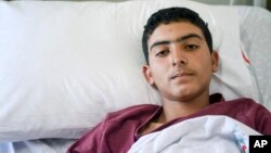 A Syrian man rests in a hospital in Reyhanli, Turkey, April 7, 2017. Turkish media, quoting Turkey's Justice Minister Bekir Bozdag and other officials, says autopsy results show Syrians were subjected to chemical weapons attack in Idlib, Syria, Tuesday.