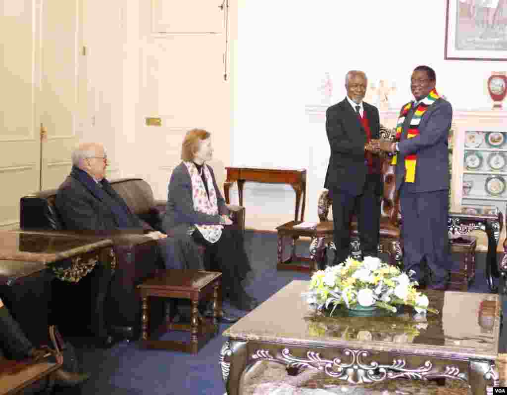 Former U.N. secretary general Kofi Annan with President Emmerson Mnangagwa at the State House in Harare while fellow members of &ldquo;The Elders&rdquo; group Mary Robinson, the former president of Ireland, and Lakhdar Brahimi, an Algerian career diplomat look on, July 20, 2018. (S. Mhofu/VOA)