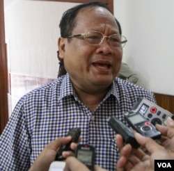 Khieu Sopheak, Ministry of Interior spokesman speaks to reporters in Phnom Penh on Thursday, August 11, 2016. (Leng Len/VOA Khmer)