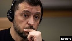 লন্ডনের উপকণ্ঠে সংবাদমাধমের প্রতিনিধিদের সঙ্গে বৈঠকের সময় ইউক্রেনের প্রেসিডেন্ট ভলোদিমির জেলেন্সকি মনোযোগ দিয়ে শুনছেন। ফটোঃ ২ মার্চ, ২০২৫।