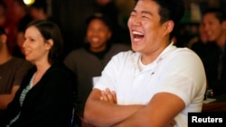 Seorang penonton tertawa saat menyaksikan pertunjukan komedi stand-up di klub komedi "The Comic Strip" di New York, 4 June 2008. (Foto: Reuters) 