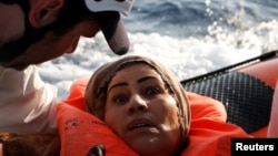 Seorang migran diselamatkan LSM bermarkas di Malta, Stasiun Bantuan Migran Lepas Pantai atau Migrant Offshore Aid Station (MOAS), setelah ditemukan terdampar di sebuah kapal kayu di Mediterania tengah, utara Sabaratha di pantai Libya, 5 April 2017.