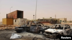 Des débris après un attenta suicide à un poste de contrôle près de Misrata, en Libye, le 21 mai 2015.