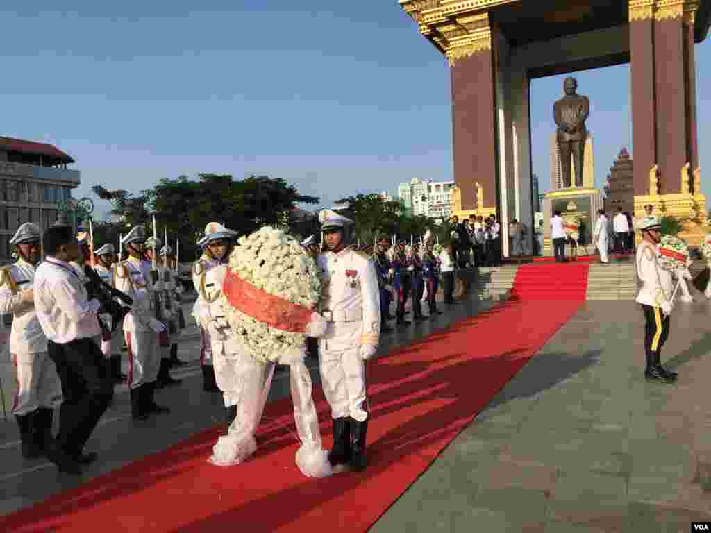 កងកិត្តិយស​ត្រែទ័ព​កម្ពុជា​កាន់​កម្រងផ្កា​នៅ​មុខ​រូបសំណាក​អតីត​ព្រះមហាក្សត្រ នរោត្តម សីហនុ​ នៅ​ថ្ងៃ​ទី​១៥​ ខែ​តុលា​ ឆ្នាំ​២០១៩​ ក្នុង​រាជធានី​ភ្នំពេញ។ (ហ៊ុល រស្មី/VOA)