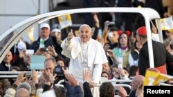 Pope Francis gestures as he leaves at the end of meeting with youths at the seafront during his pastoral visit in Naples, March 21, 2015.