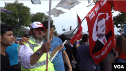 A supporter of President Recep Tayyip Erdogan is seen at a rally in Istanbul’s Uskudar district. (D. Jones/VOA)