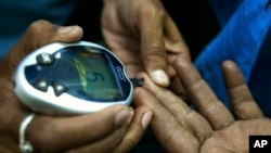 གཅིན་སྙིའི་ན་ཚ་ཕོག་སྟེ་འཕྲོད་བསྟེན་ལ་བློ་འཚབ།