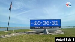 El monitor situado frente a la plataforma de lanzamiento con el cohete de la misión Artemis al fondo. Foto: Antoni Belchi / VOA