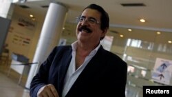 El expresidente hondureño Manuel Zelaya sonríe a su llegada al Aeropuerto Internacional Toncontín en Tegucigalpa, Honduras, el 13 de marzo de 2018. REUTERS / Jorge Cabrera