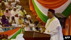 Le président du Niger, Mahamadou Issoufou, prononce un discours lors de sa cérémonie inaugurale au Palais des Congrès de Niamey, le 2 avril 2016.