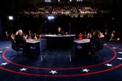 Wakil Presiden AS Mike Pence dan calon wakil presiden dari Partai Demokrat, Kamala Harris, dalam debat cawapres dengan moderator Susan Page dari USA Today, di kampus Universitas Utah, di Salt Lake City, Selasa, 7 Oktober 2020. (Foto: Reuters)