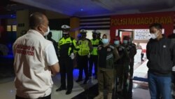 Sekretaris Satgas COVID-19, Musdar (kiri), memberikan pengarahan kepada petugas gabungan untuk penegakan aturan PPKM Level IV di Mapolres Poso. Selasa (10/8) (Foto: Yoanes Litha)