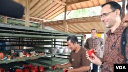 James Gilling (batik coklat) melihat produk-produk keramik milik Supoyo (foto: VOA/Munarsih).